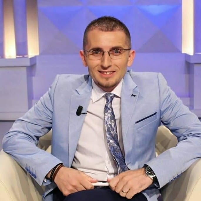 Skandali si dogana serbe ndaloi gazetarin e njohur shqiptar 38992239 10216719720614189 8184226410647257088 n