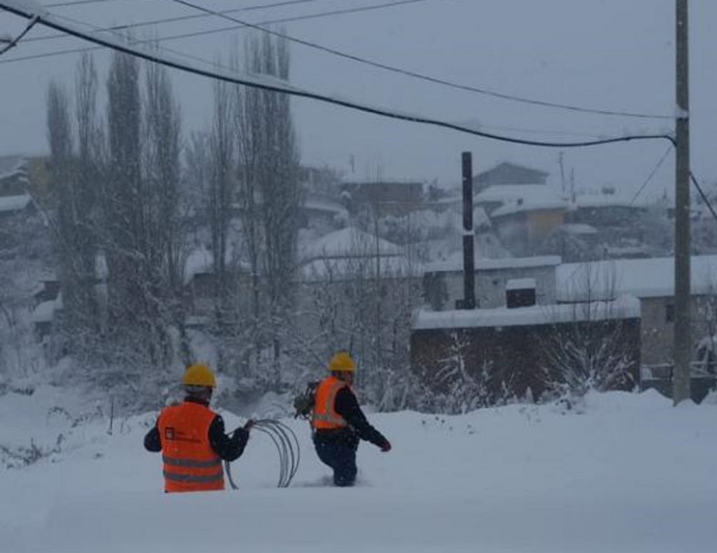 Mbi 70 cm borë, elektricistët e qarkut Dibër garantojnë furnizim të rregullt të energjisë 97e1199e 0812 4b67 8a0c d6fc16a73434 1