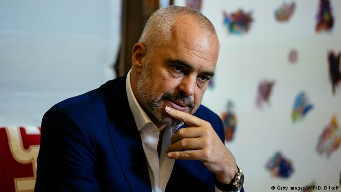 Foto-Lajm / Zbulohet me kë po darkon Rama pranë zyrës së Kryeministrisë Rama 7