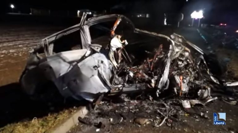 Tragjike/ Makina del nga rruga dhe përfshihet nga flakët, humb jetën shqiptari (video) aks 1