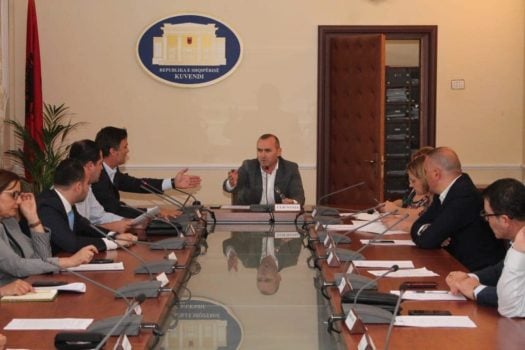 Shkarkimi i Metës, nis procedura/ Komisioni i Ligjeve do shqyrtojë kërkesën e socialistëve kom ligje