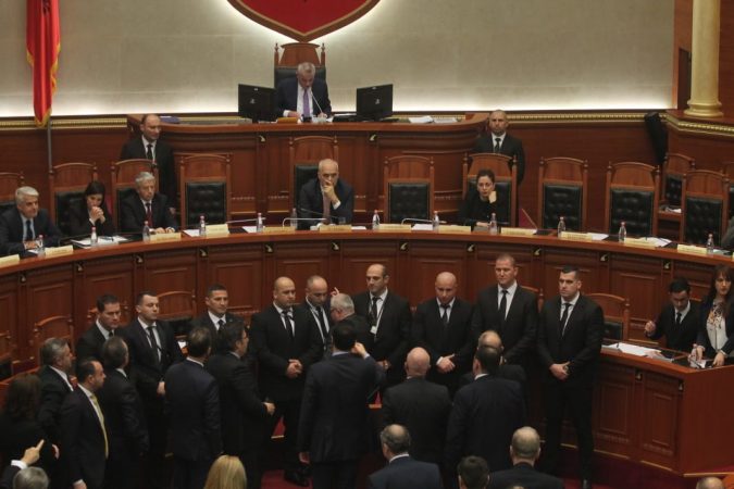Basha: Qeveri kalimtare, ose populli do e pastrojë këtë Parlament parlament 16 janar tensione 2