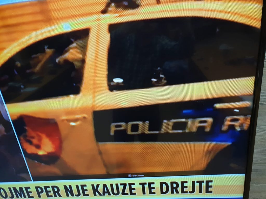 Militantët e PD dhe LSI shkatërrojnë makinën e policisë 2 1 14
