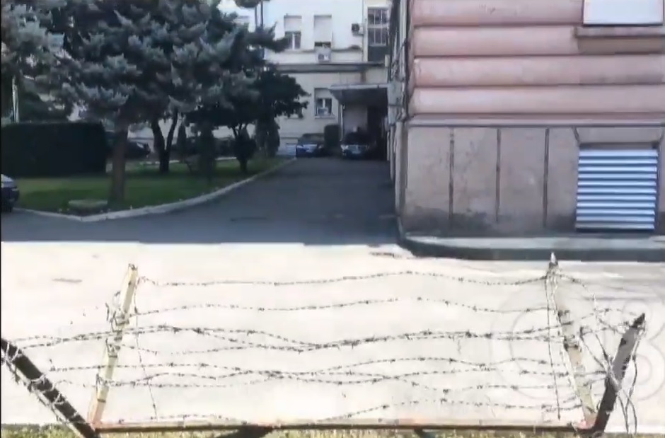 Çpo ndodh? Rrethohet urgjentisht edhe Kryesia e Kuvendit me tela me gjemba, brenda Rama me Ruçin 111111111111
