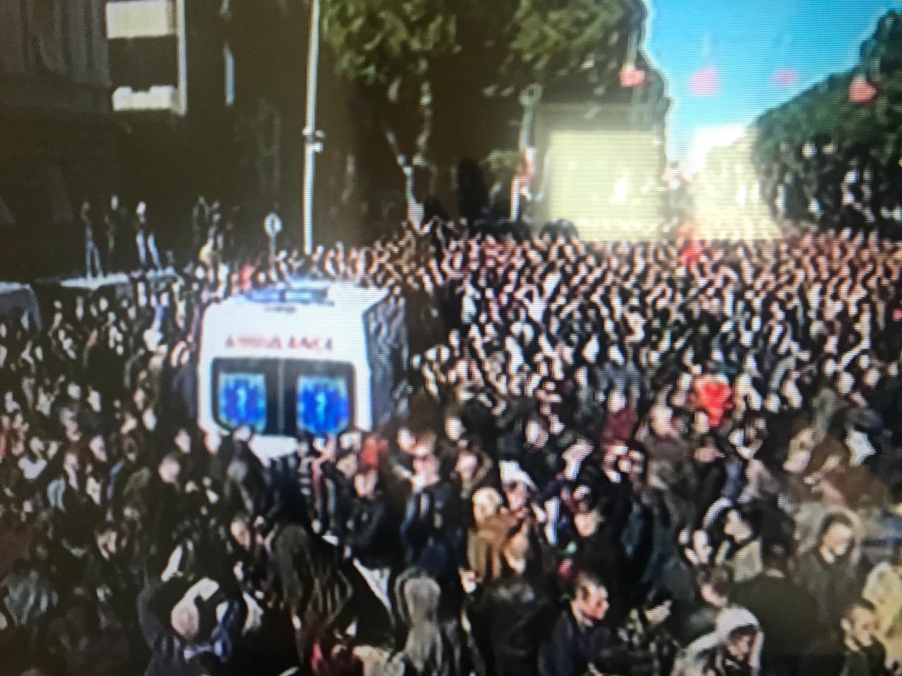 6 protestues të plagosur, 3 autoambulanca nisen drejt spitalit me të lënduarit 2 9