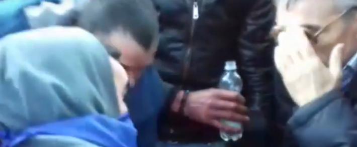 Pamje dramatike: Protestues, gazetarë e policë të "shtrirë" nga gazi lotsjellës 1 378117