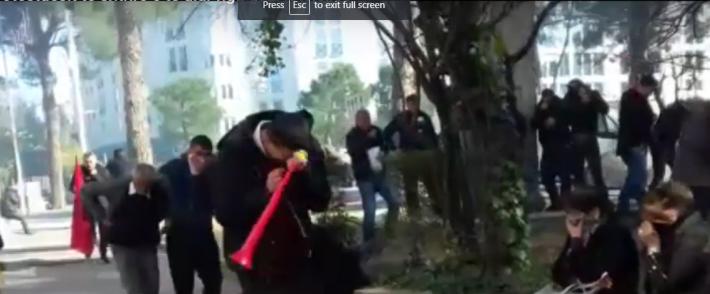 Pamje dramatike: Protestues, gazetarë e policë të "shtrirë" nga gazi lotsjellës 2 378118