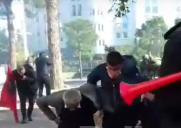 Pamje dramatike: Protestues, gazetarë e policë të "shtrirë" nga gazi lotsjellës 4 378119