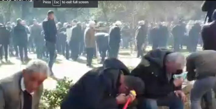 Pamje dramatike: Protestues, gazetarë e policë të "shtrirë" nga gazi lotsjellës 6 378121