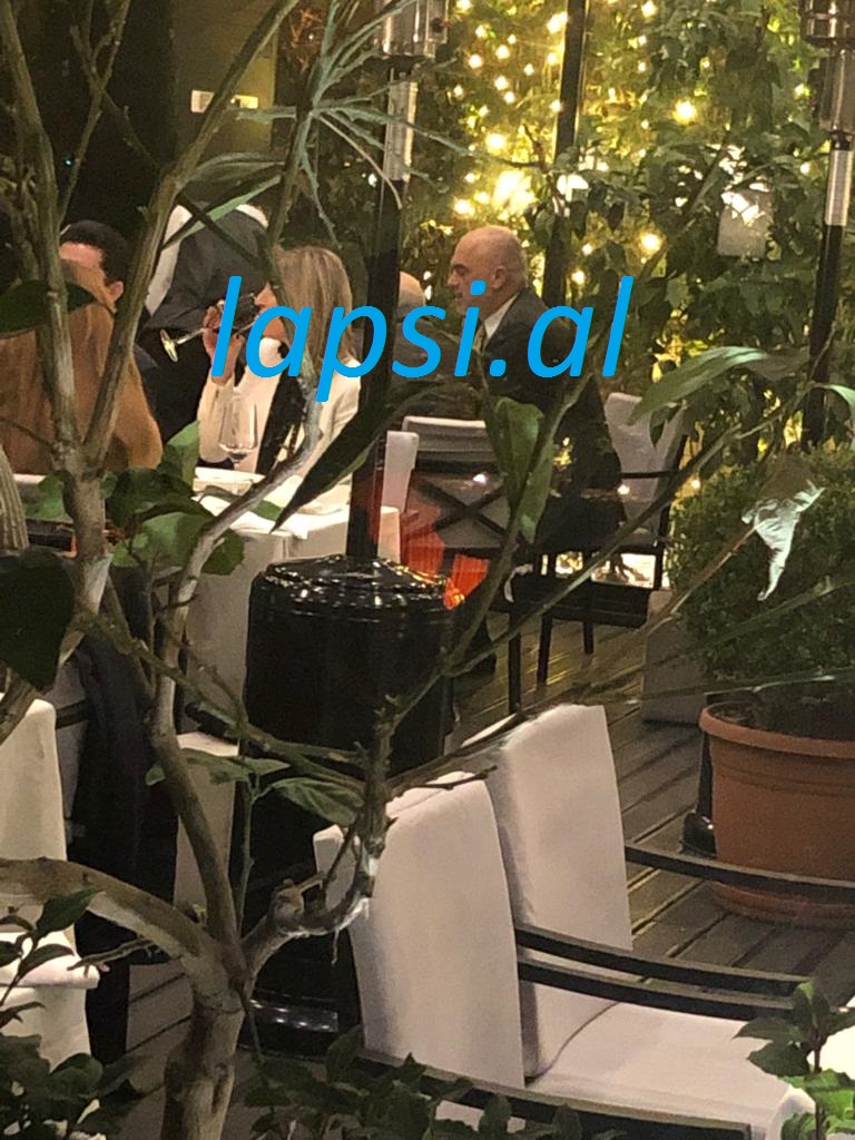Foto-Lajm / Zbulohet me kë po darkon Rama pranë zyrës së Kryeministrisë 1 54a2c539 ce5e 4249 8f95 232c690e8231
