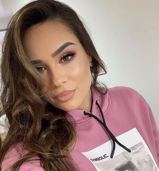 Adelina Berisha imiton Xhensilën dhe ngjashmëria do t’ju lë gojë hapur 3 640 0 5c6ab76e4459e