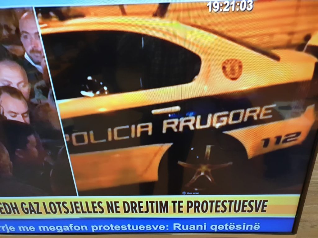 Militantët e PD dhe LSI shkatërrojnë makinën e policisë 3 78