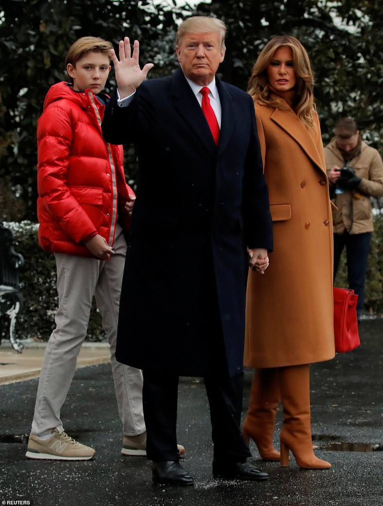 Melania Trump, bezhë kokë e këmbë 2 9291912 6659363 See ya Melania Trump accompanied her husband on a flight to Flor a 33 1549060036772