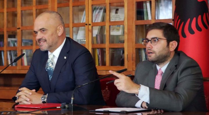 “Bëjnë si të indinjuar”, Fuga: Ja pse prindërit e vajzës në Kavajë vendosën të dilnin hapur EEE 1