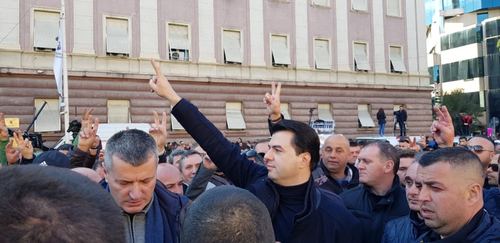 Mbyllet protesta/ Basha lajmëron: Protesta e radhës të enjten në orën 10:00 LUlzim BAsha lot gazi.1jpeg