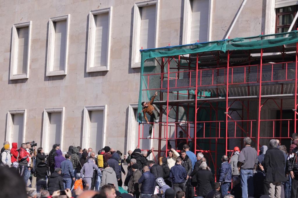 Protesta e opozitës, shkon në 40 numri i të shoqëruarve Protesta 20