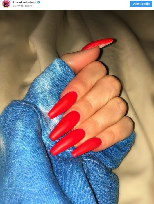 Khloe Kardashian gjykohet nga fansat për kujdesin e vajzës, shkak bëhen thonjtë e gjatë 1 Screenshot 21 9 e1550515345543