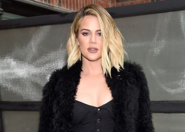 Khloe Kardashian gjykohet nga fansat për kujdesin e vajzës, shkak bëhen thonjtë e gjatë Screenshot 22 9 e1550515422692