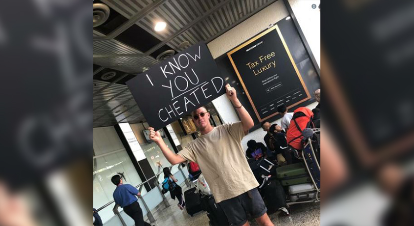 Në vend të luleve, pret të dashurën në aeroport me pankartën: E di që më ke tradhëtuar australiani