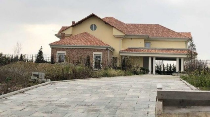 E “fortifikuar” me mure të larta, Thaçi flet për shtëpinë e re: Modeste, me të ardhurat e familjes auto sjpia 640x3581513693725 1