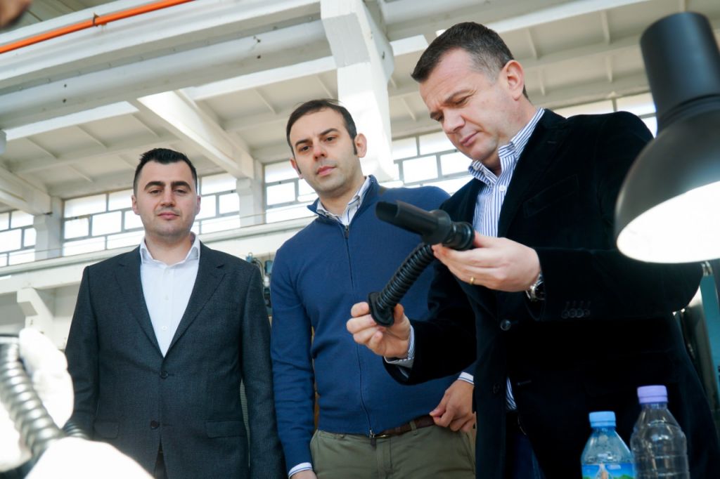 Elbasan/ Hapet kompania e prodhimit të pjesëve të këmbimit për automjetet Peugeot, Renault dhe Maserati 1 balla 2
