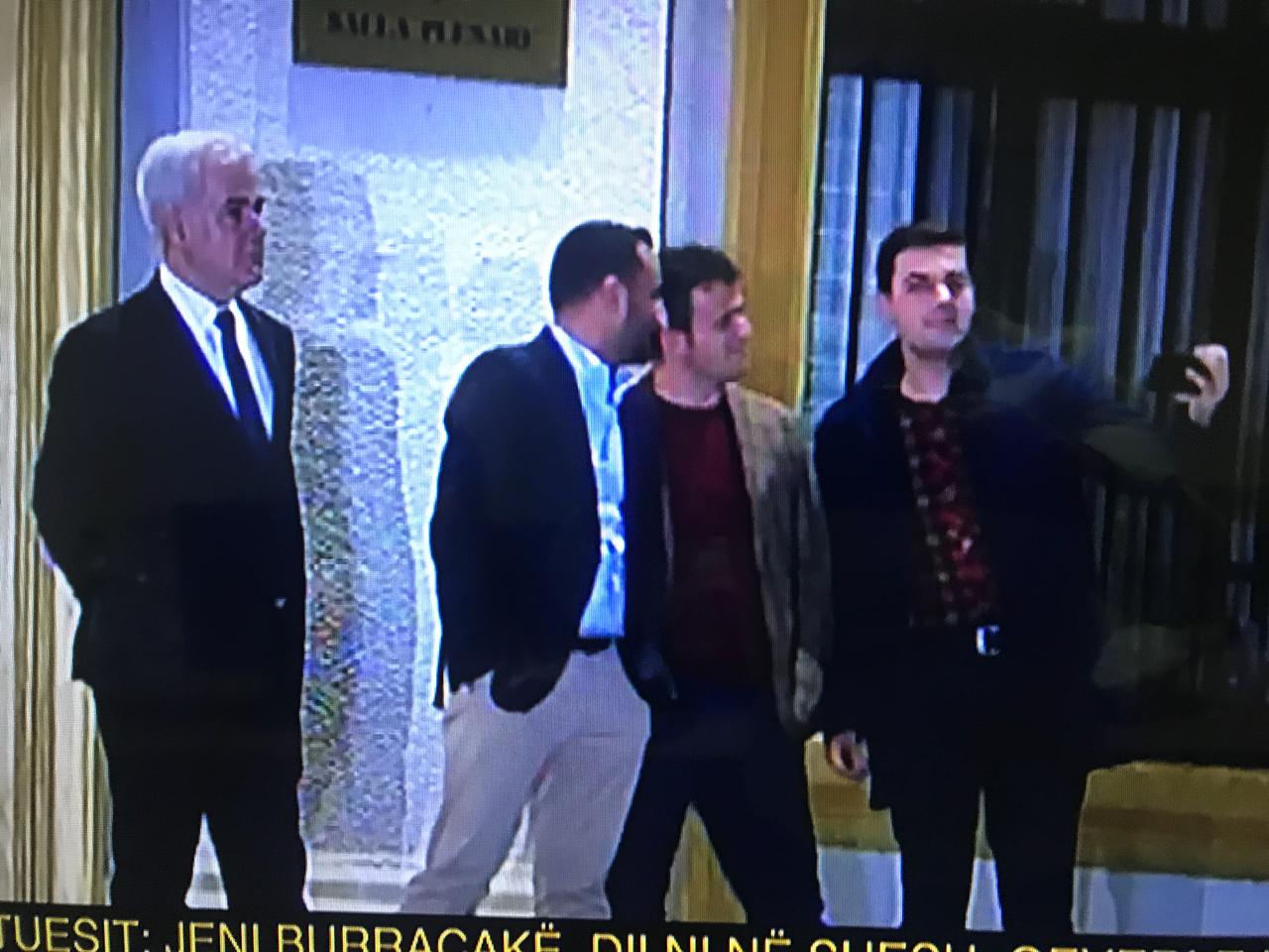 Serioz dhe i heshtur, Xhafaj guxon të ndjekë jashtë salle protestuesit ef883cf3 9bdf 4c7a b599 651e5a988da7