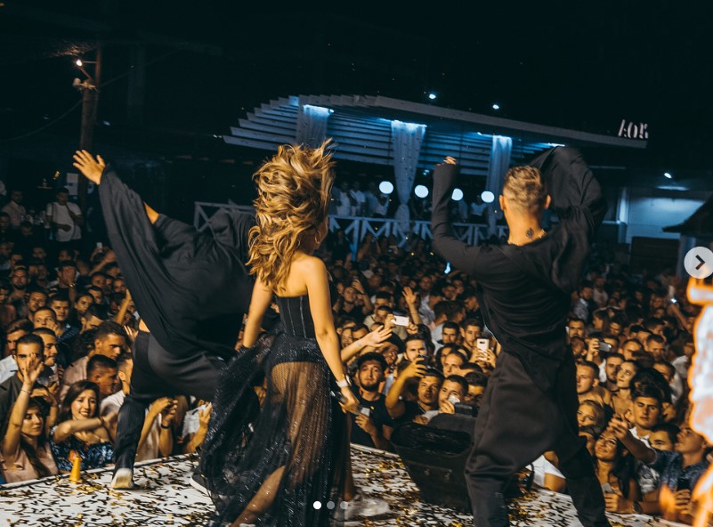 FOTOT/ Elvana Gjata flet më në fund: Ju detyrohem dy fjalë, s’e kam pasur aspak të lehtë 6 elv2