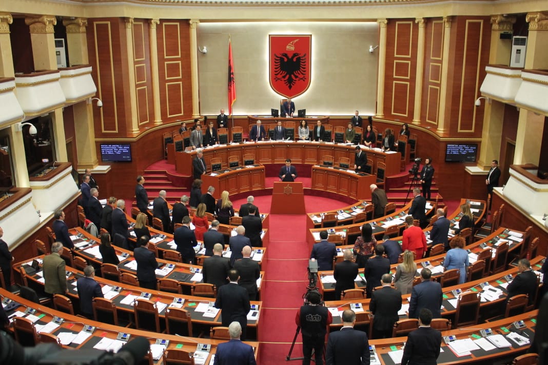 E plotë/ “Llaxore”, “qelbësirë”, si u shanë dje në Kuvend deputetët kuvend 1