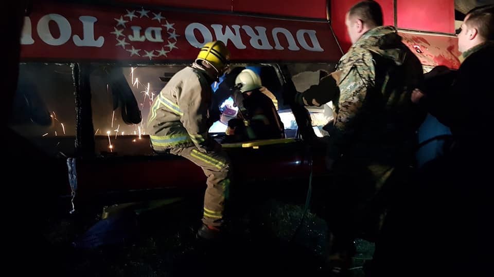 “Me duart e mija e nxorra djalin tim të plagosur nga autobusi”, flet prindi nga Gostivari. Maqedonia, ditë zie maqedon
