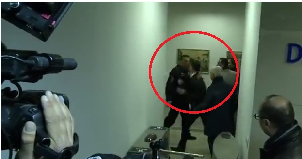 Tension te policia e Tiranës, deputetët e PD përplasen me uniformat blu (VIDEO) noka