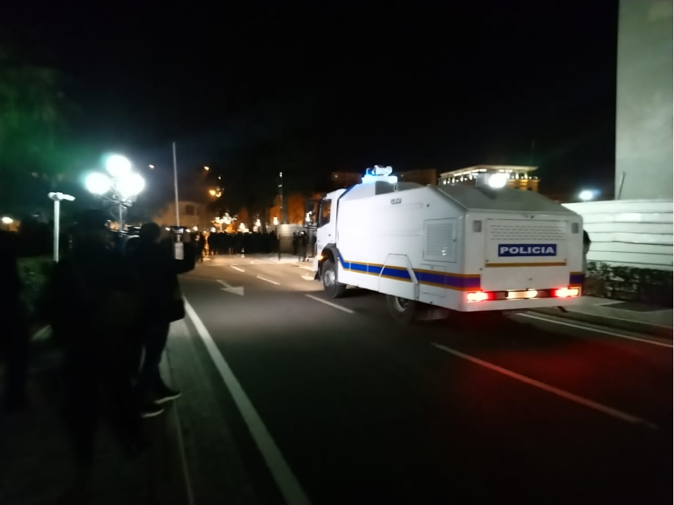 Policia nxjerr makinën ujë hedhëse, protestuesit ulen në gjunjë para parlamentit protesta kuvendi boti me uje