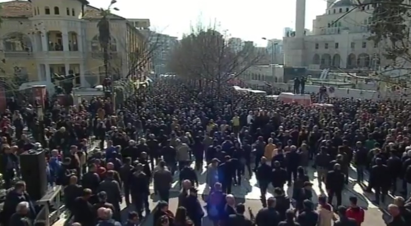 Basha tërheq turmën drejt Kryesisë së Kuvendit, atje ku është Rama dhe Ruçi protesta ok
