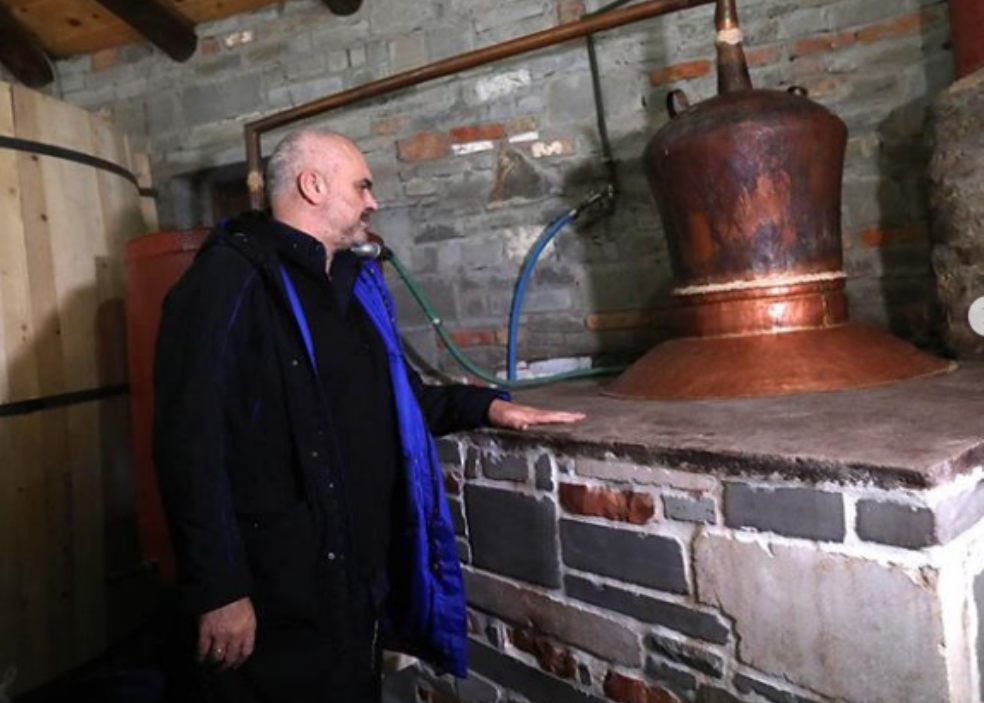 Rama u tregon fermerëve si zihet rakia e rrushit, nuk e shan kazanin rama