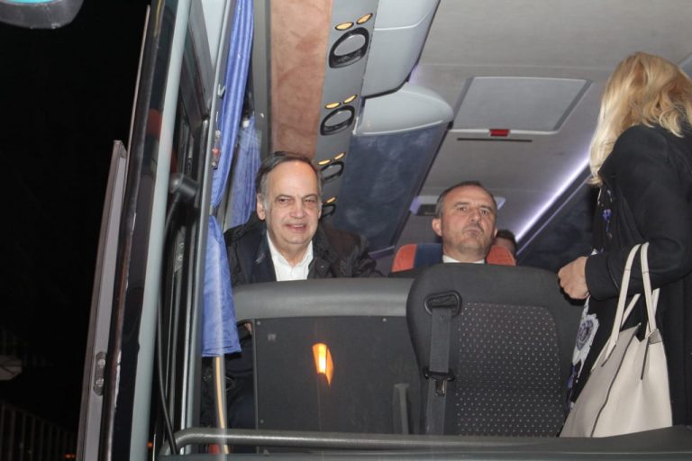 Fotot/ Delegacioni i PE larg luksit, lëvizin nëpër Tiranë me autobus 2 te huajt