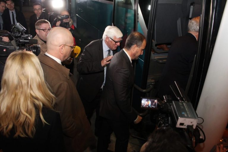 Fotot/ Delegacioni i PE larg luksit, lëvizin nëpër Tiranë me autobus 3 te huajt ne auto buss