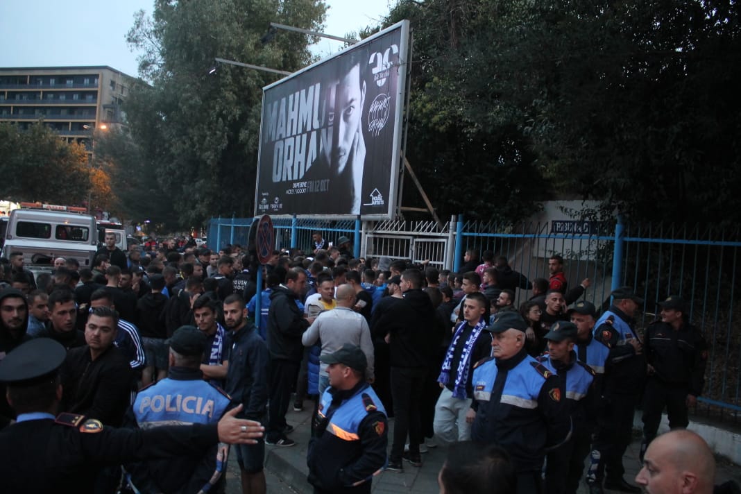 Ndeshje e blinduar në “Selman Stërmasi”, masa të jashtëzakonshme për derbin Tirana-Partizani tifozet