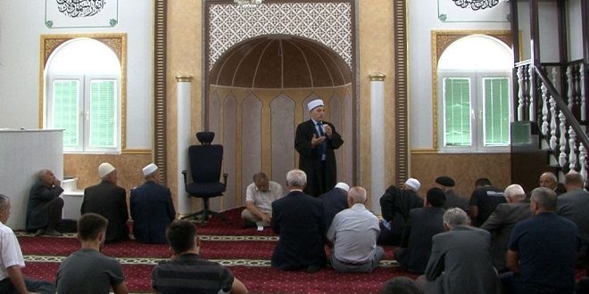 Hoxhallarët nuk ia varrosën nënën pa para, familjarët shesin viçin xhami bibaj