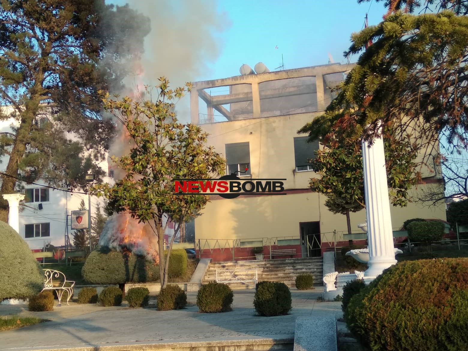 FOTO-VIDEO/ Tym e flakë në Qytetin Studenti zjarr QS