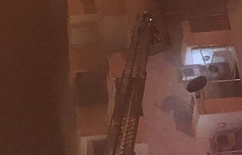 Zjarr në një pallat në Durrës, banorët asfiksohen nga tymi zjarrrrr