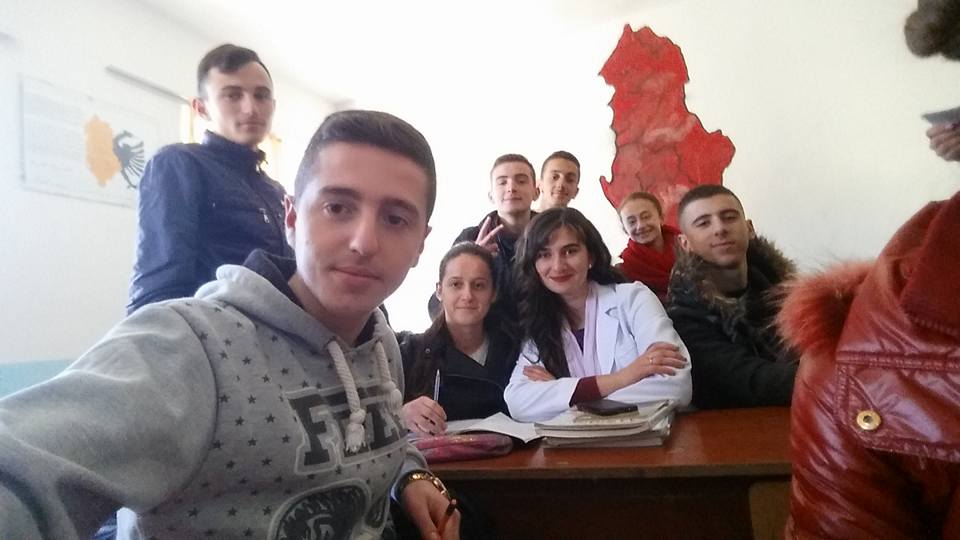 Rrëfimi i mësueses së anglishtes: Nëse arrij të rrëmbej një buzëqeshje prej tyre, atëherë mund të arrij edhe objektivat e mësimit 15202574 983099321794755 4076101206057242544 n
