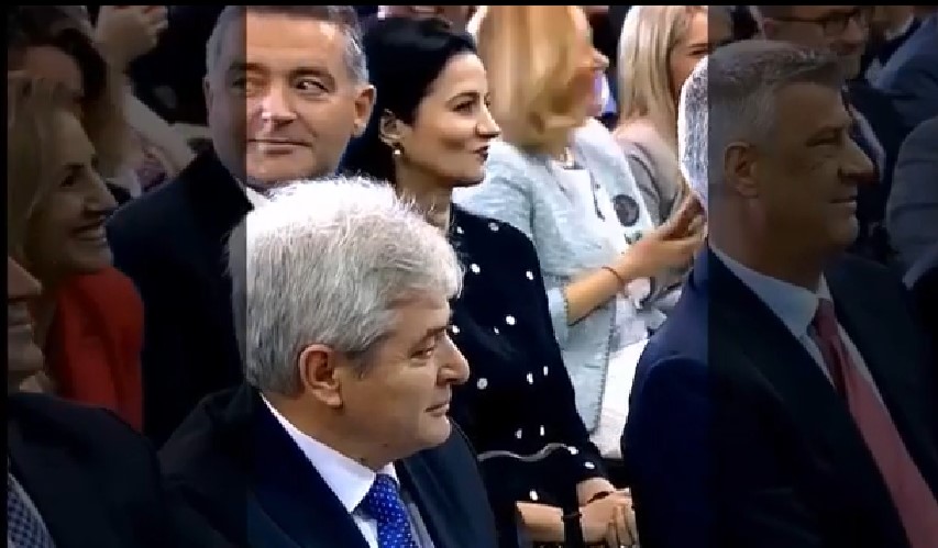 Kush është vajza simpatike që bëhet xheloze për dashurinë që dhuron Edi Rama? 25