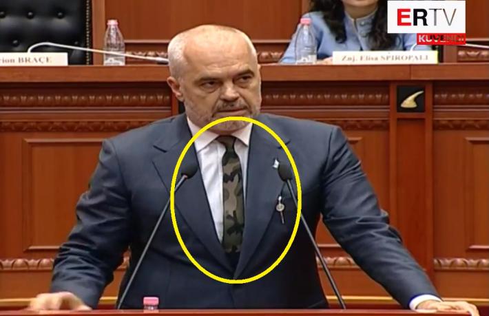Rama surprizon me kollaren ndërkohë që Basha protestonte jashtë 381995
