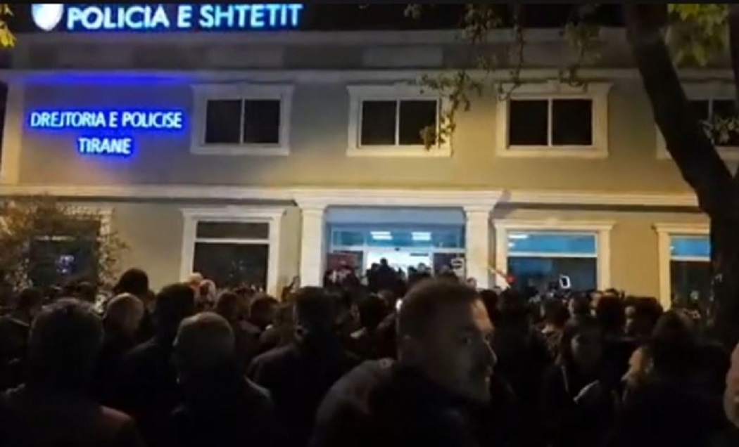 Shoqërohen 23 protestues në polici, akuzohen se qëlluan mbi efektivët 4dbd1016f28f93e9294ba345e48dd485 L