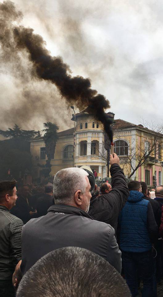 Protestuesit hedhin kapsolla drejt kordonit të policisë 2 53295586 1288321701306293 6390022939642691584 n