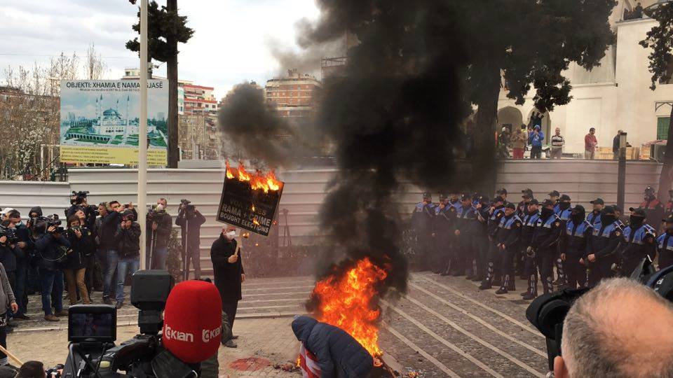 Protestuesit hedhin kapsolla drejt kordonit të policisë 53658713 1288348161303647 8611512297241706496 n