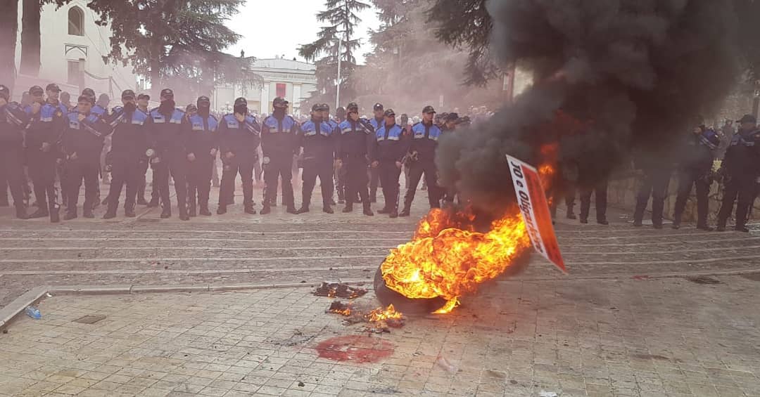 Protestuesit hedhin kapsolla drejt kordonit të policisë 1 53797685 10161312108830214 6203036831127175168 o