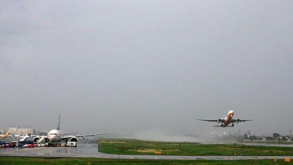 Nëna detyron avionin të ulet, kishte harruar djalin në aeroport! Avion