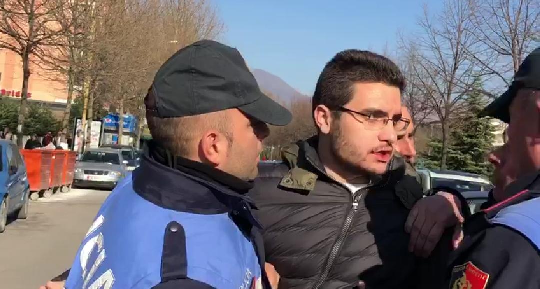 Video/ Protesta, arrestohet djali i ish-deputetit të Fierit. Baçi: Më q* nënën, mbajeni mend ç’do ju bëj Ba