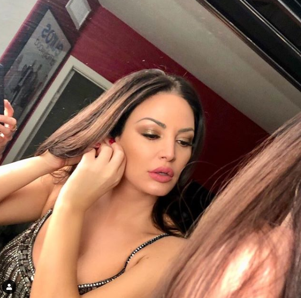 Bleona ndez rrjetin ashtu si di vetëm ajo, thuajse nudo jep këshilla për gratë Blona 2
