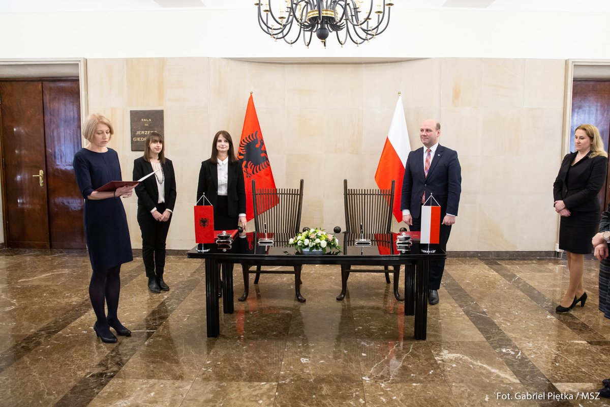 FOTOT / Zgjidhja e halleve të qytetarëve fillon nga vetja, diplomacia shqiptare lobim për të futur në punë familjarët 4 D0kqIqsXQAALnaC
